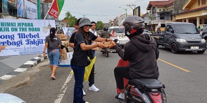 RAMAI: Pengurus dan anggota HIMKI Jepara membagikan takjil dan sembako gratis kepada warga di Jalan Pemuda, Jepara Kota (5/4).