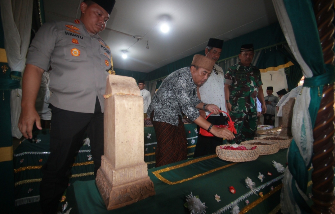 HIKMAT: Pj Bupati Jepara Edy Supriyanta bersama Forkopimda Jepara ziarah ke makam Ratu Kalinyamat sebagai awal rangkaian HUT ke-475 Kabupaten Jepara pada Kamis (4/4).