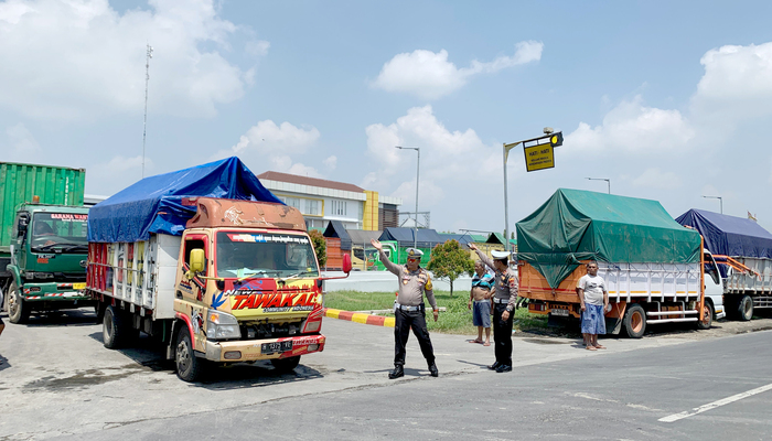 SIGAP: Kasat Lantas Polres Grobogan AKP Tejo Suwono saat urai kemacetan di Jalan Raya Purwodadi-Semarang tepatnya di depan PT Malindo Kecamatan Godong.
