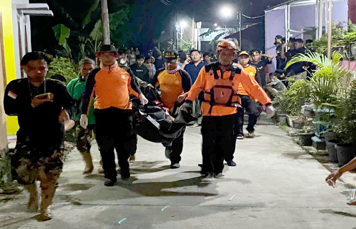 SUDAH MENINGGAL: Petugas BPBD Grobogan membawa korban anak tenggelam PSG warga Kelurahan Kalongan, Kecamatan Purwodadi di sungai Glugu.