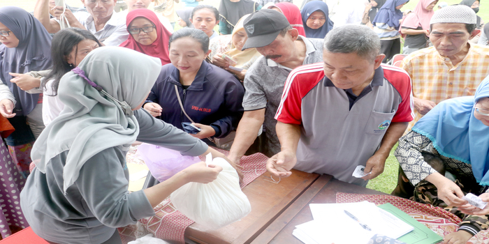 DIDATA: Masyarakat Kudus berebut sembako tebus murah di lapangan Desa Rendeng, Kota, Kudus.