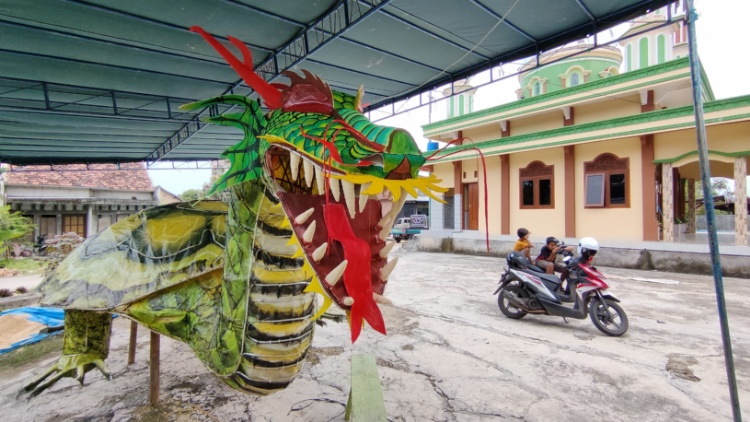 BAKAL MERIAH: Mainan berbentuk naga siap memeriahkan takbir keliling di Desa Kutuk, Kabupaten Kudus.