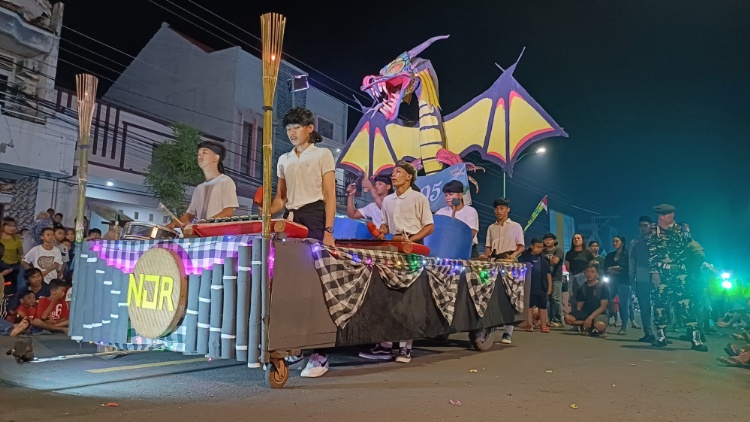 TAMPIL: Salah satu peserta Festival Thongtek mendapatkan giliran tampil di depan panggung juri.