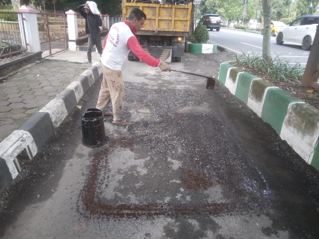Seorang pengendara melintas di jalur lambat di depan RM Saptorenggo, Jumat (5/4) pagi kemarin.