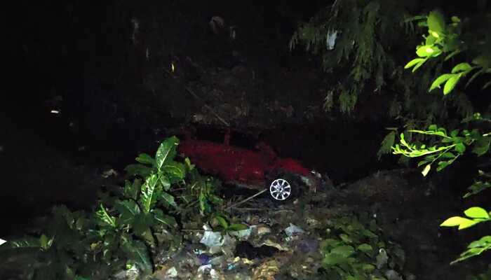 LALAI: Mobil sedan merah terperosok ke sungai di Kelurahan Jepon