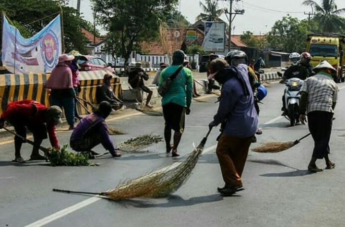 Tradisi Penyapu Koin di Jembatan Sewo Indramayu.