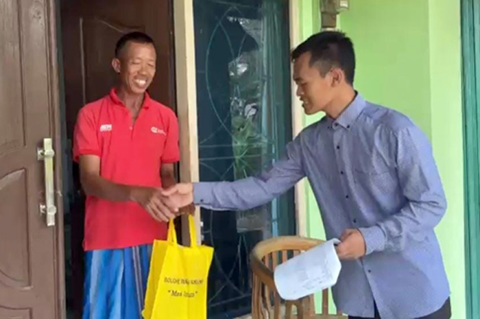 PERSIAPAN: Bolone Imam Baikuni membagikan sembako kepada masyarakat.