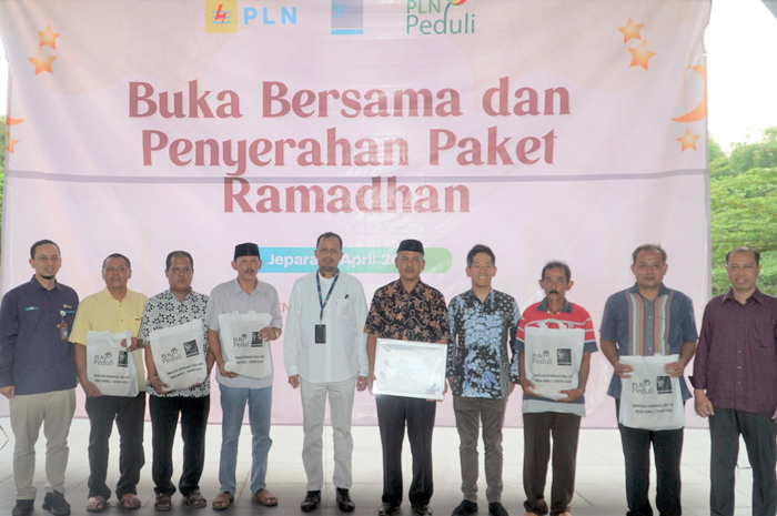 ERAT: Manajemen PL UIK Tanjung Jati B memberikan bingkisan kepada perwakilan desa ring I Selasa (2/4). Isinya hasil olahan mitra perusahaan BUMN itu.