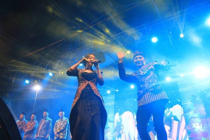 TAMPIL MAKSIMAL: Difarina Indra dan Falden tampil duet dengan didampingi Forkompimda. Satu sisi penampilan salah satu peserta thong-thong lek.