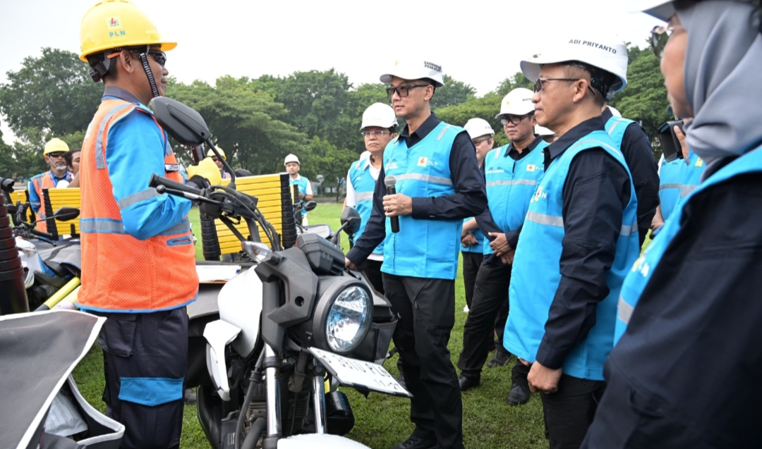 SIAGA PENUH: Direktur Utama PLN Darmawan Prasodjo ketika berinteraksi dengan salah seorang petugas pelayanan teknik di sela acara apel siaga kelistrikan nasional.