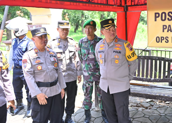 CEK: Kapolres Jepara AKBP Wahyu Nugroho Setyawan memeriksa posko operasi Ketupat Candi.