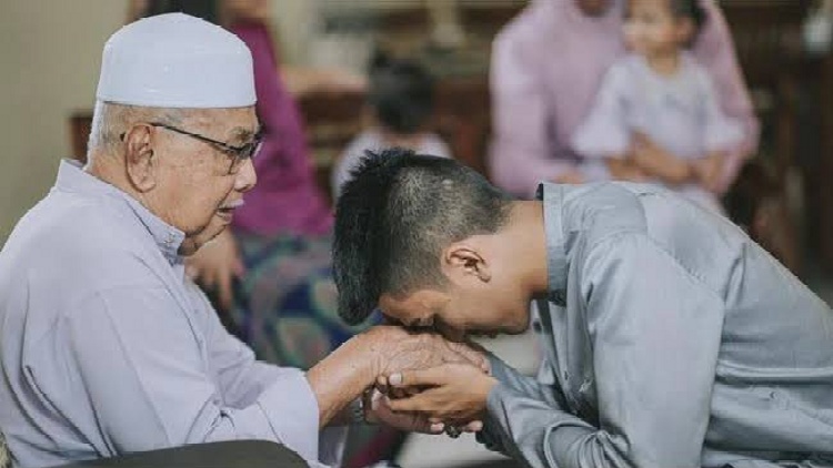 ILUSTRASI Sungkeman di hari raya idul Fitri dan mengucapkan selamat hari raya dalam Bahasa Jawa.