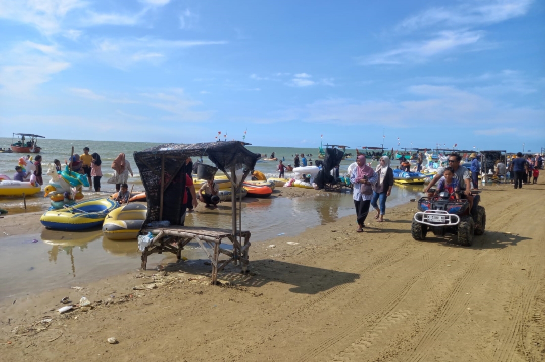 SANTAI: Pengunjung berwisata di Pantai Karang Jahe beberapa waktu lalu.