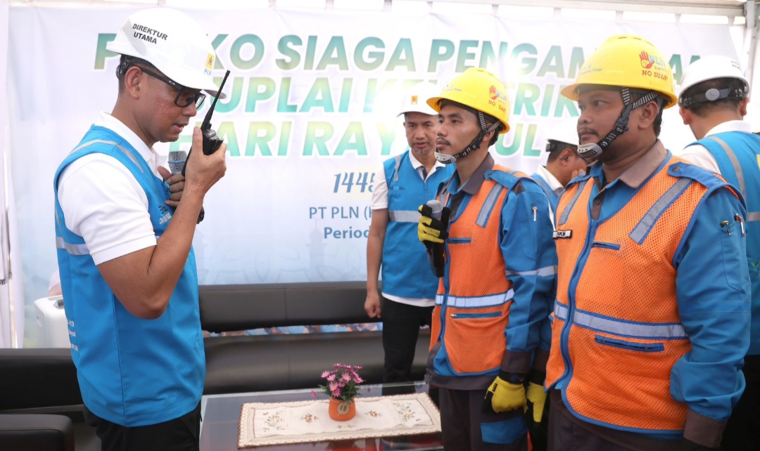 MONITOR: Direktur Utama PLN, Darmawan Prasodjo (kiri) terjun melakukan pengecekan langsung personel siaga SPKLU di lapangan.