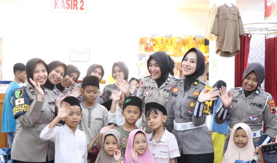 CERIA: Potret keceriaan anak yatim-piatu saat berbelanja baju lebaran bersama Polwan Jepara.