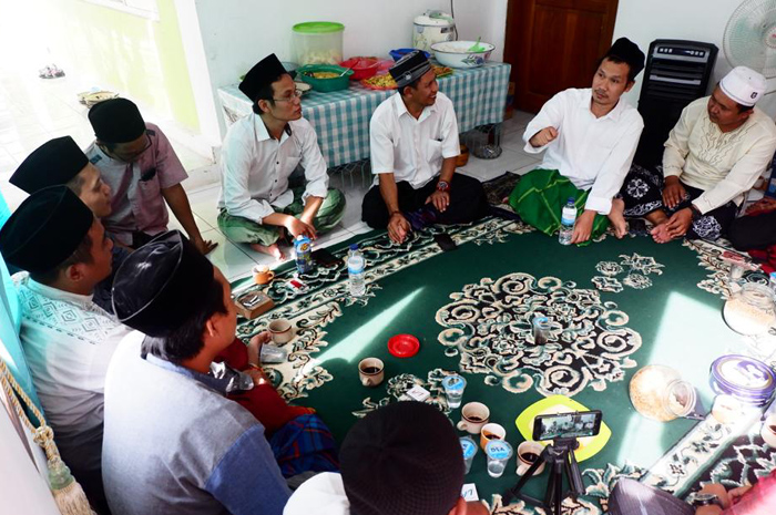 Belasan Karyawan Jawa Pos Radar Kudus ngaji bareng KH Bahaudin Nur Salim (Gus Baha) di Kediamannya di Desa Narukan, Kecamatan Kragan, Kabupaten Rembang, beberapa waktu lalu.