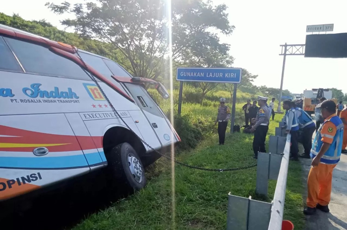 Bus PO Rosalia Indah di Jalan Tol KM 370 A Batang-Semarang pada Kamis (11/4).