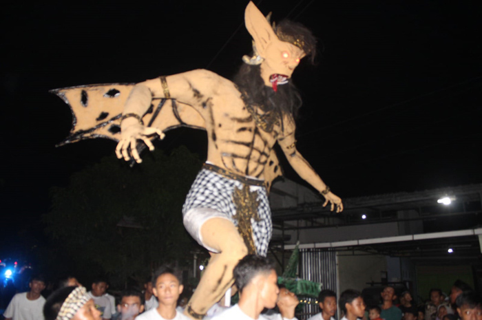 JADI HIBURAN: Ogoh-ogoh yang diarak warga Desa Buluroto, Kecamatan Banjarejo keliling desa.