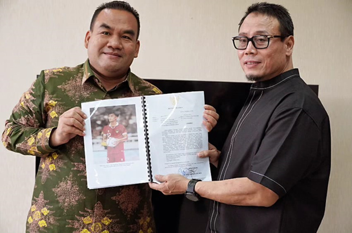 IKHTIAR: Bupati Blora Arief Rohman saat menyerahkan proposal pembangunan stadion ke Kemenpora.