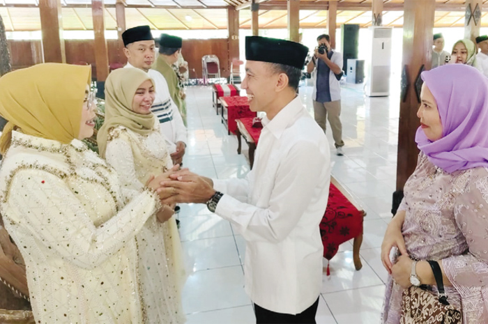 SALING MEMAAFKAN: Bupati Grobogan Sri Sumarni bersama putrinya, dan Sekda, menyalami kepala OPD, pimpinan ormas dan yang lainya dalam halalbihalal di Pendopo Kabupaten, Rabu (10/4) lalu.