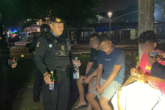 Tim Patroli Presisi Siraju Polres Jepara dan mengamankan&nbsp;segerombolan pemuda mengkonsumsi miras di kawasan Pantai Kartini.