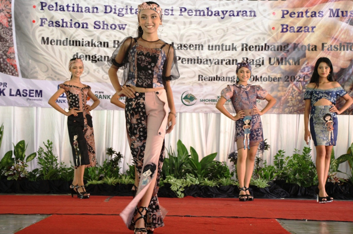 TUNJUKKAN BAKAT: Model kalangan pelajar unjuk kebolehan modeling di pendapa museum RA Kartini Rembang.