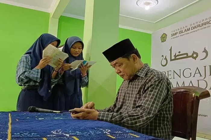 MENGAJAR: Pengurus Yayasan Darurrohman Jepara, Kiai Abdul Jalil mengajar murid yang juga santri.