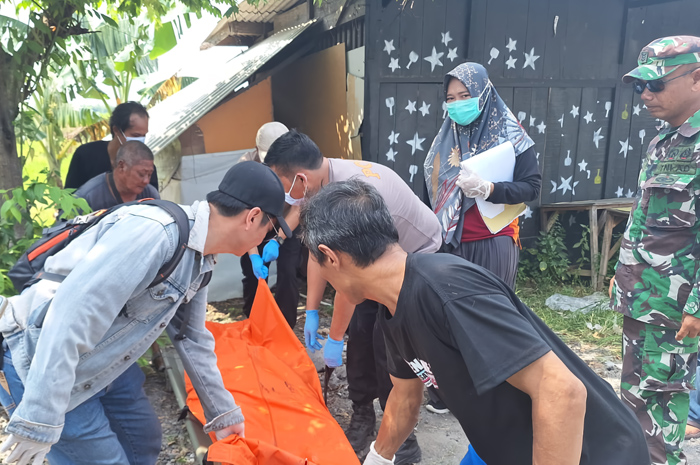 SELIDIKI: Jenazah hendak dibawa ke RSUD R Soedjati Purwodadi untuk dilakukan pemeriksaan lebih lanjut, Minggu (14/4).