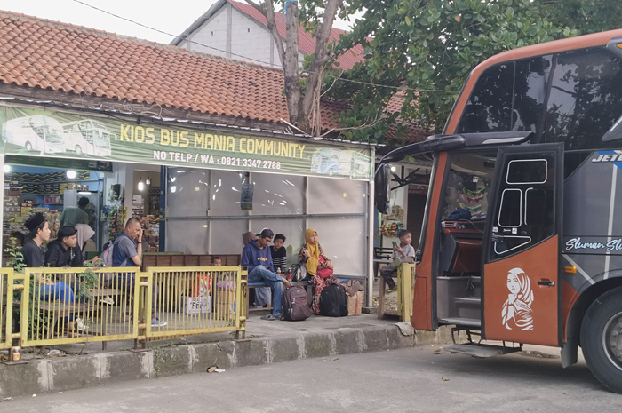 ARUS BALIK: Penumpang menunggu bus keberangkatan ke arah Jabodetabek di Terminal Jati Kudus kemarin.