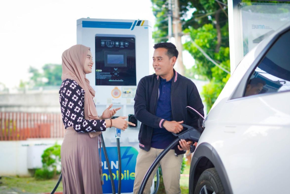 MUDAH: Pelanggan yang sedang melakukan pengisian daya di SPKLU yang berlokasi di Kantor PLN Unit Induk Distribusi Jawa Tengah dan D.I. Yogyakarta.