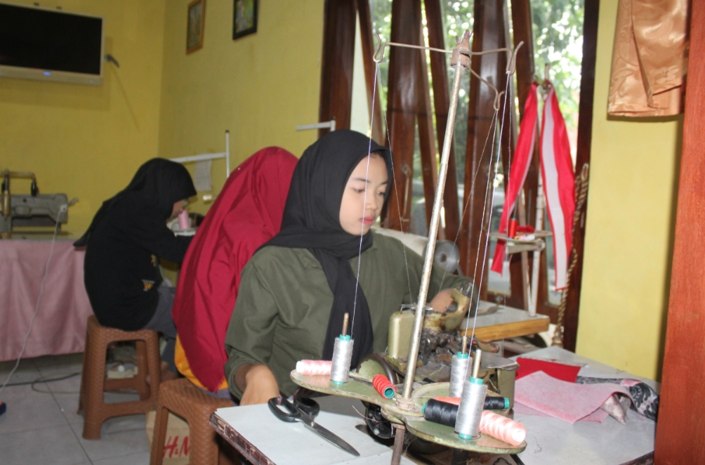 PEKERJA: Kerja sebagai penjahit saat jumlah pabrik di Blora masih minim.