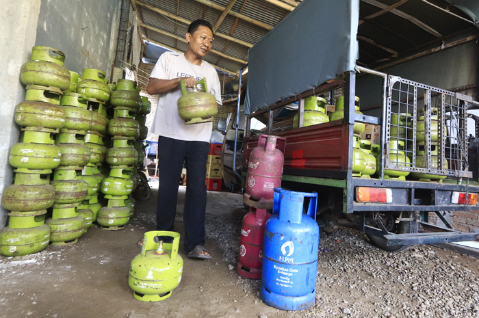 TERUS DIJAGA: Karyawan membongkar muat elpiji tiga kilogram di salah satu pangkalan elpiji di Jepara baru baru ini.