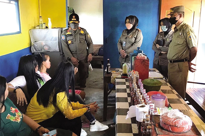 DIJARING: Satpol PP Pati merazia warung remang-remang di wilayah Margorejo, Pati,baru-baru ini.