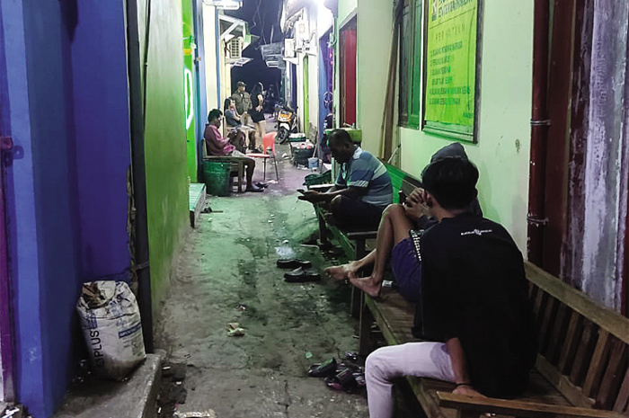BERKUMPUL: Para calon pelanggan karaokean di wilayah Margorejo, Pati, duduk di depan tempat karaokean belum lama ini.