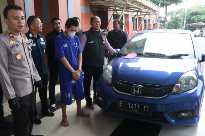 DIRINGKUS: Polisi menunjukkan mobil sitaan dari hasil kejahatan modus ganjel ATM yang dilakukan tersangka AE.
