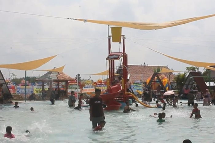 WISATA: Pengunjung menikmati libur lebaran di wahana air Desa Wisata Bangsri.