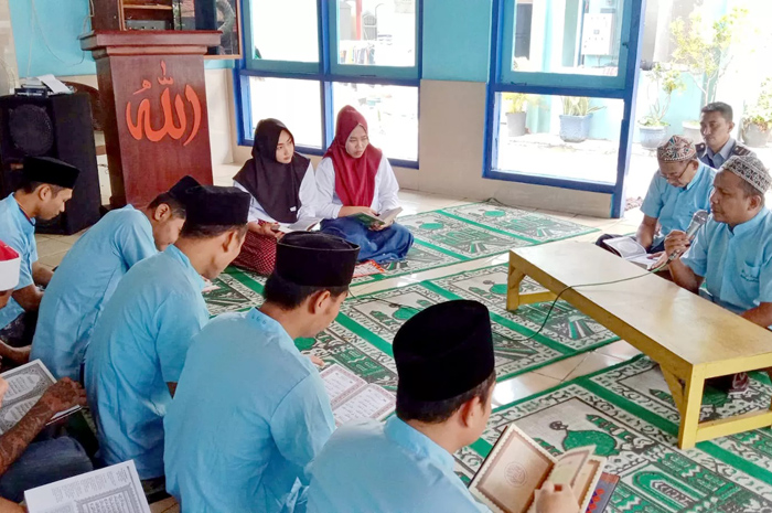 NGAJI: Rahmat, warga binaan Rutan Kelas II B Rembang yang hafal Alquran (kanan) bersama para warga binaan lain di Musala At-Taubah Rutan Kelas II B Rembang.