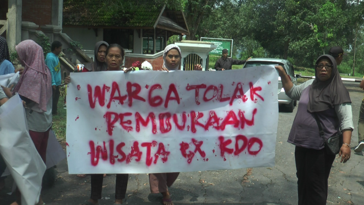 TAK SENADA: Para Pedagang blokade pintu masuk Gardu Pandang Kedung Ombo saat dilakukan acara launching air minum dalam kemasan Senin (15/4).