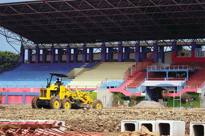 DIKEBUT: Alat berat meratakan area lapangan Stadion GBK Jepara saat renovasi.