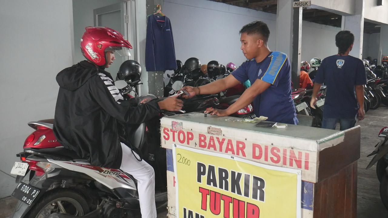 TARIF BARU: Pengunjung membayar tiket masuk di parkir Khusus Ramayana Mal Kudus.