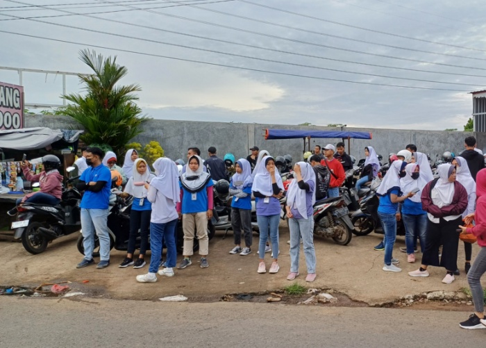BERHENTI: Para buruh PT JIALE hendak memasuki pabrik saat protes dari serikat buruh berlangsung Kamis (18/4).
