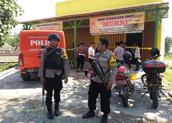 BERJAGA: Polisi dari Polres Blora melakukan olah TKP di toko perhiasan emas Murni di Desa Wado, Kedungtuban, Blora, Rabu (17/4).