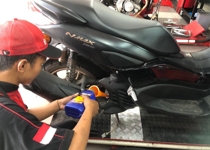 PERAWATAN: Ganti oli merupakan salah satu kegiatan yang harus diperhatikan oleh pengendara usai mudik.