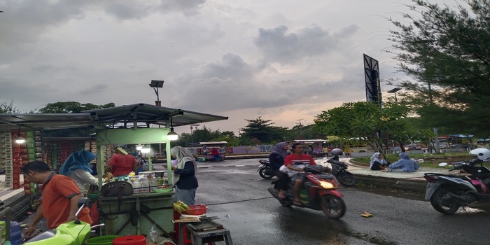 EKONOMI TUMBUH: Pengunjung ramai membeli produk PKL di Taman Balai Jagong Kudus saat libur Lebaran.