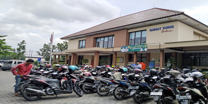 Samsat Kabupaten Kudus menggandeng Badan Usaha Milik Desa (BUMDes) untuk mencapai target pajak kendaraan bermotor (PKB).