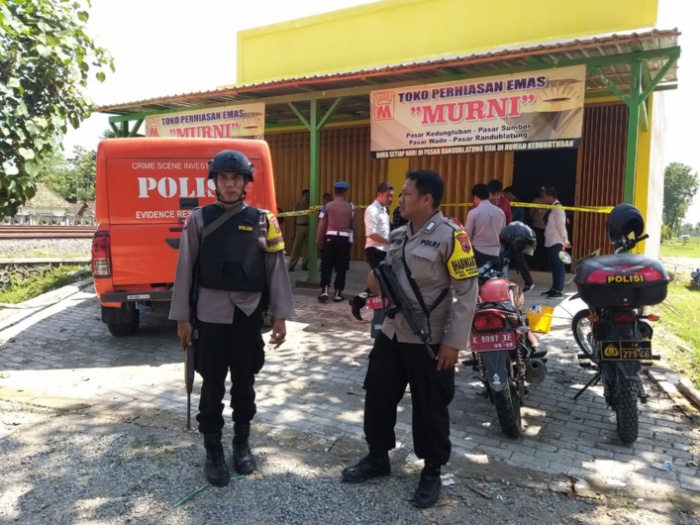 PENGEJARAN: Perampokan toko emas di Desa Wado dijaga ketat kepolisian.