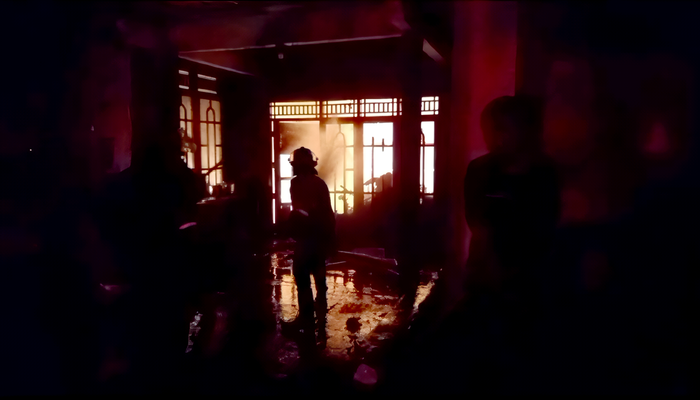 BERJIBAKU: Petugas dari Damkar Grobogan berupaya memadamkan api yang melalap rumah warga Dusun Majenang, Kelurahan Kuripan pada Rabu (17/4) malam.