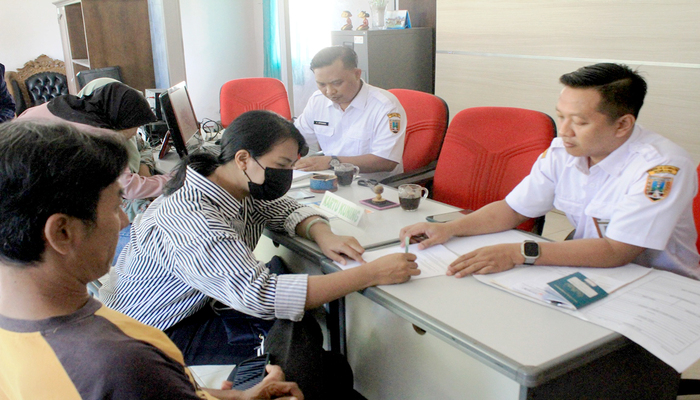 URUS ADMINSTRASI: Para pencari kerja mengantre mengurus surat kuning atau kartu AK1 di Dinas Perindustrian dan Tenaga Kerja (Dinperinaker) Rembang.