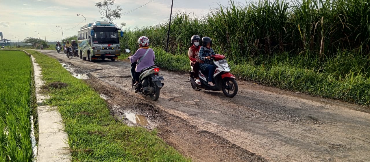 Sejumlah kendaraan melintas di jalur alternatif Pati - Winong yang rusak parah pada Jumat (19/4).