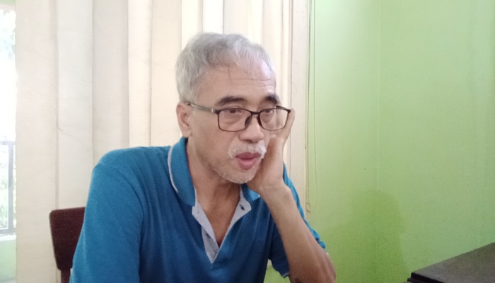 TENANG:  Ketua DPC PKB Blora Abdul Hakim saat memberikan keterangan kepada media